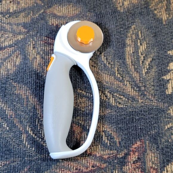 Fiskars Titanium Softgrip Comfort Loop Rotary Cutter 45mm-W/Easy Blade Change - Picture 4 of 5